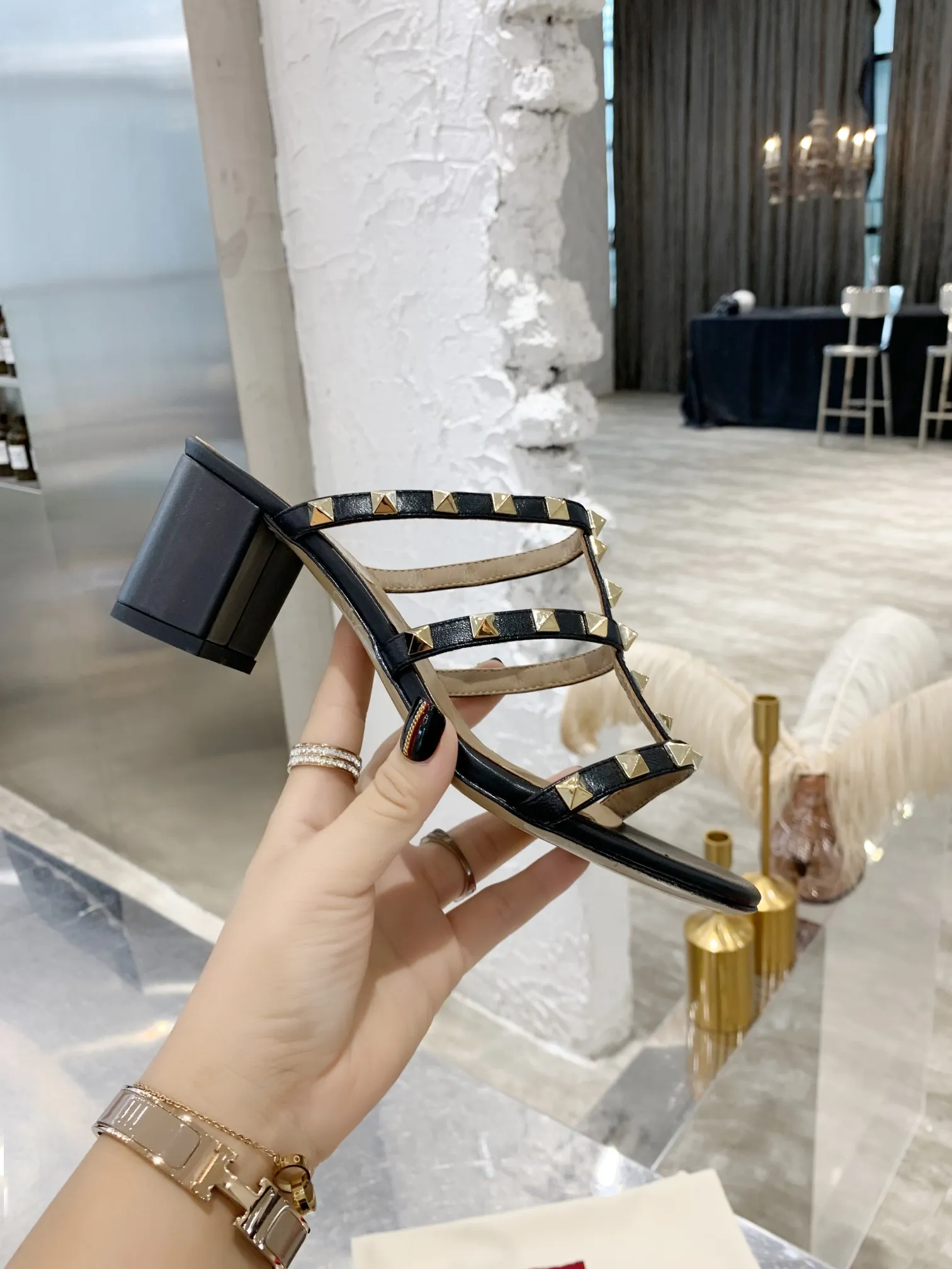 👟👟Ex-factory price 440👟👟 Warren thick heel sandals) VT rivet series is definitely a classic! Since the launch of the Rockstud Collection series, it has become one of the important iconic elements of Valentino! Domineering rivets are a must-have item in every woman’s shoe wardrobe! Created from the original, perfectly reproduced! Heel height: 6 cm, flat bottom, size 34-42, leather outsole
